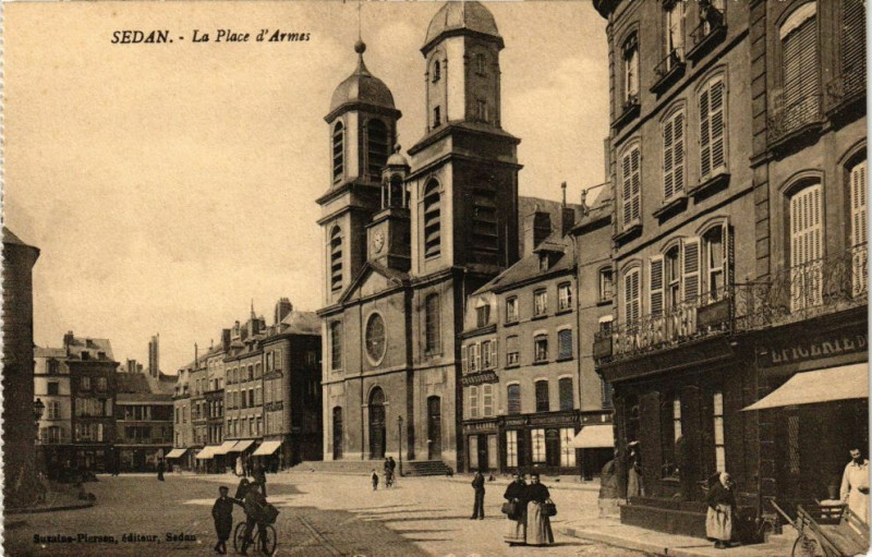 Carte postale ancienne Sedan - La Place d'Armes à Sedan