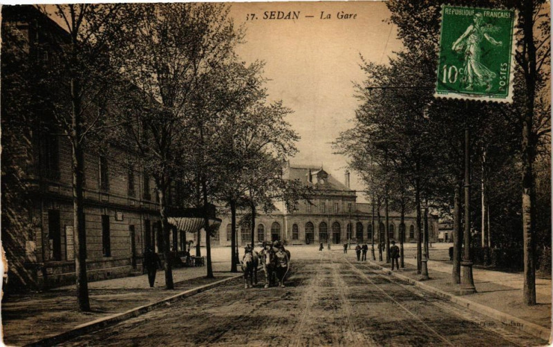 Carte postale ancienne Sedan - La Gare à Sedan