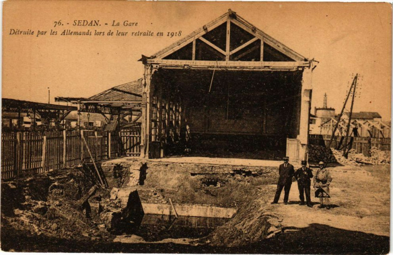 Carte postale ancienne Sedan - La Gare à Sedan