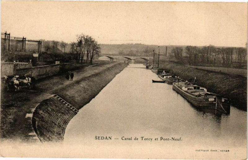 Carte postale ancienne Sedan - Canal de Torcy et Pont-Neuf à Sedan