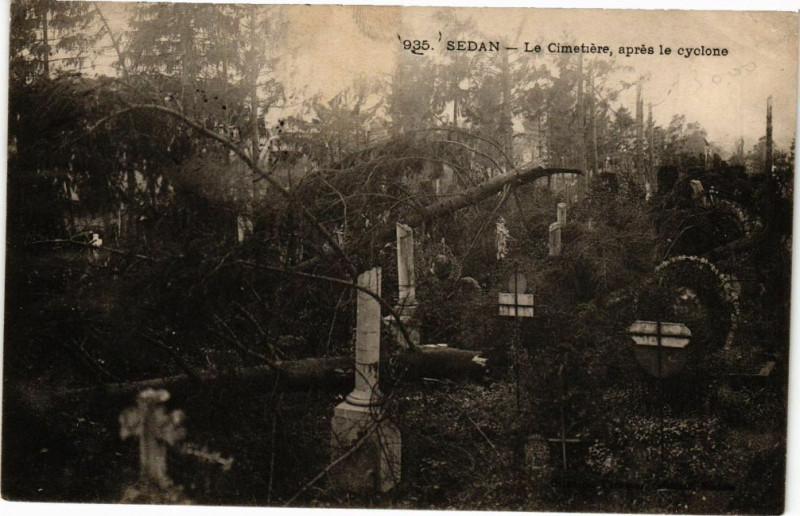 Carte postale ancienne Sedan - Le Cimetiére, aprés le cyclone à Sedan