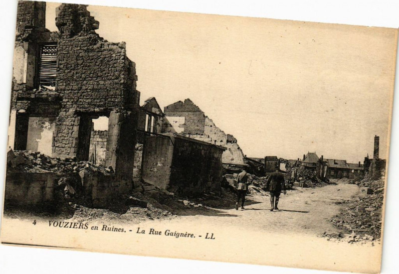 Carte postale ancienne Vouziers en Ruines - La Rue Gaignére à Vouziers