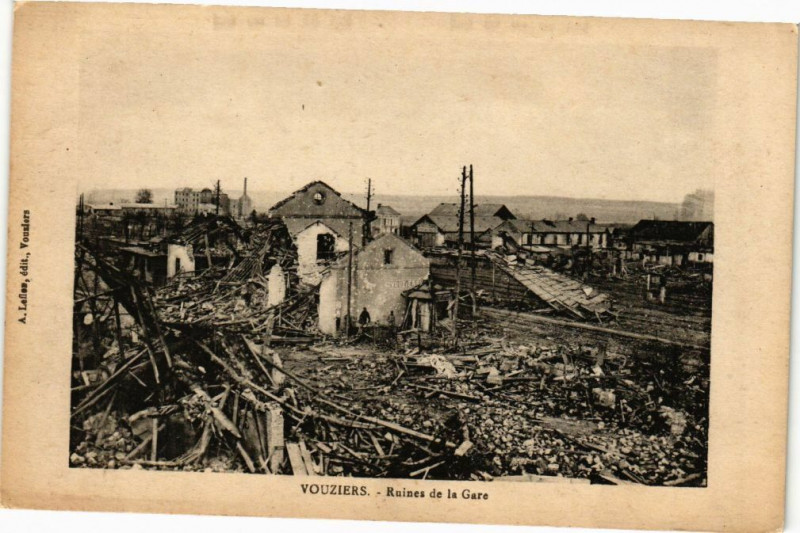 Carte postale ancienne Vouziers - Ruines de la Gare à Vouziers