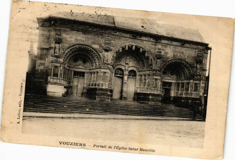 Carte postale ancienne Vouziers - Portail de l'EgliseSaint-Maurille à Vouziers