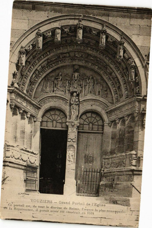 Carte postale ancienne Vouziers - Grand Portail de l'Eglise à Vouziers