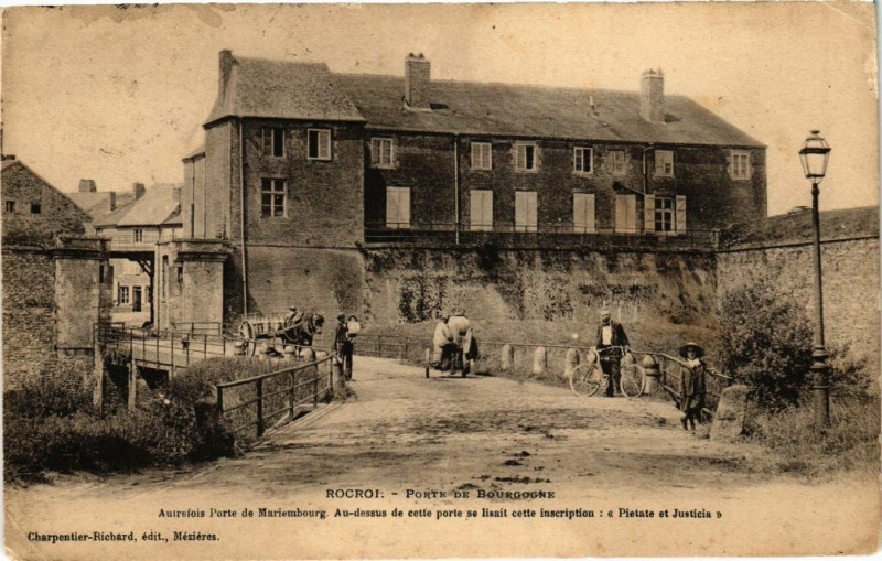 Carte postale ancienne Rocroi - Porte de Bourgogne à Rocroi