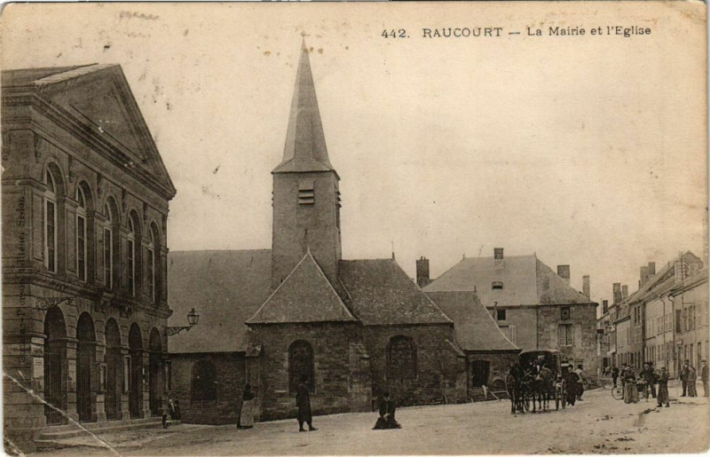 Carte postale ancienne Raucourt - La Mairie et l'Eglise