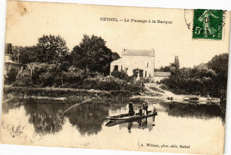 Carte postale ancienne Rethel - Le Passage a la Barque à Rethel