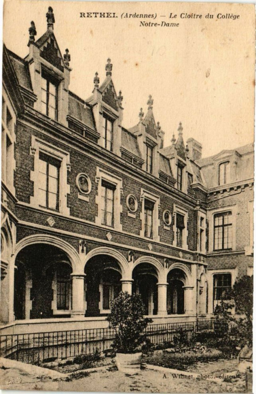 Carte postale ancienne Rethel - Le Cloitre du Collége Notre-Dame à Rethel