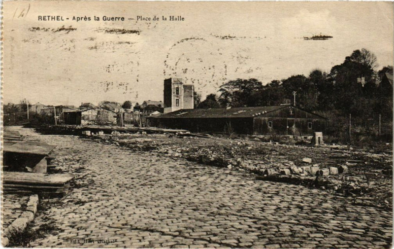 Carte postale ancienne Rethel - Aprés la Guerre - Place de la Halle à Rethel