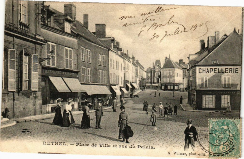 Carte postale ancienne Rethel - Place de Ville et rue du Palais à Rethel