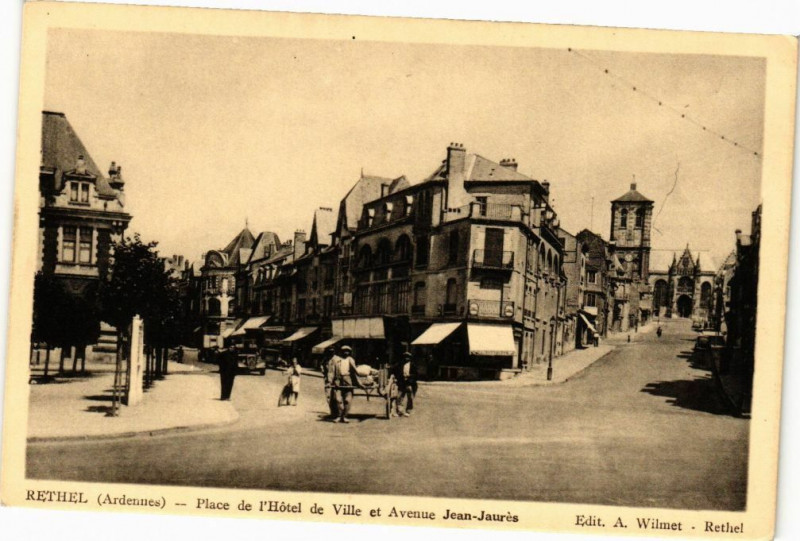 Carte postale ancienne Rethel - Place de l'Hotel de Ville et Avenue Jean-Jaurés à Rethel