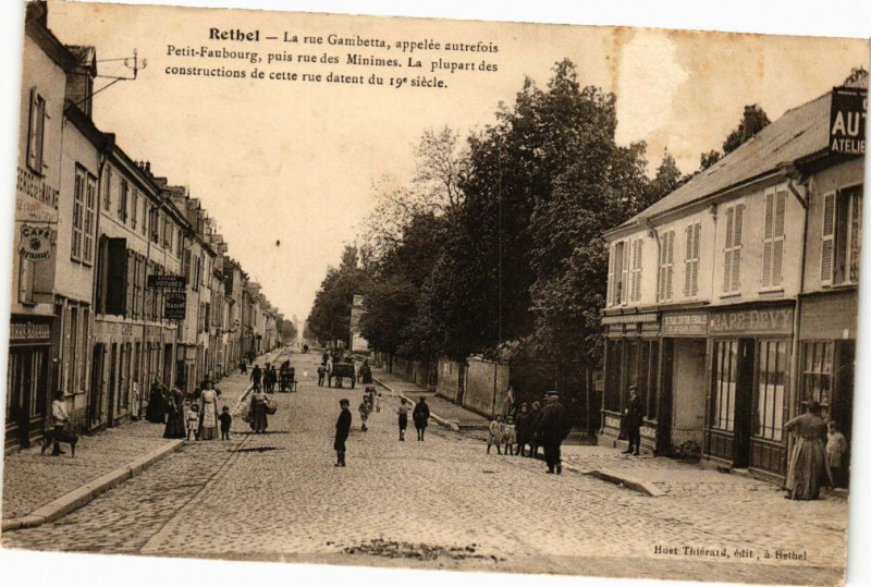 Carte postale ancienne Rethel - La rue Gambette, appelée autrefois Petit-Faubourg à Rethel
