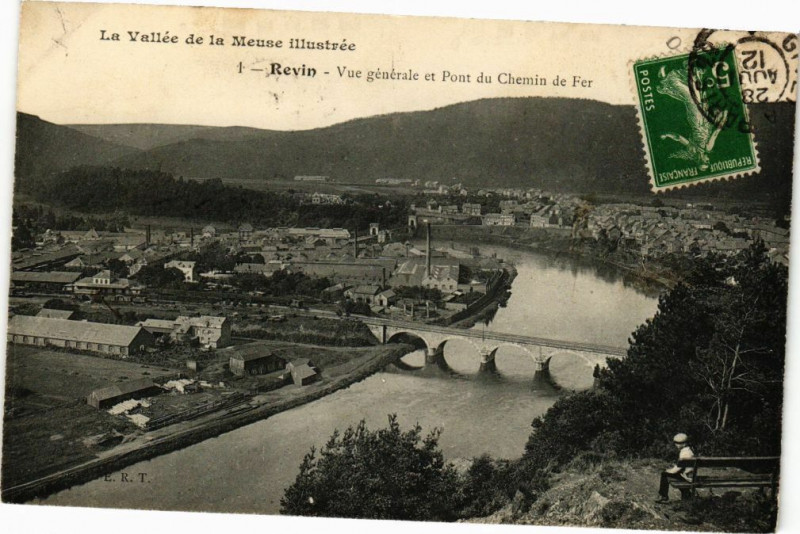 Carte postale ancienne Revin - Vue génarale et Pont du Chemin de Fer à Revin