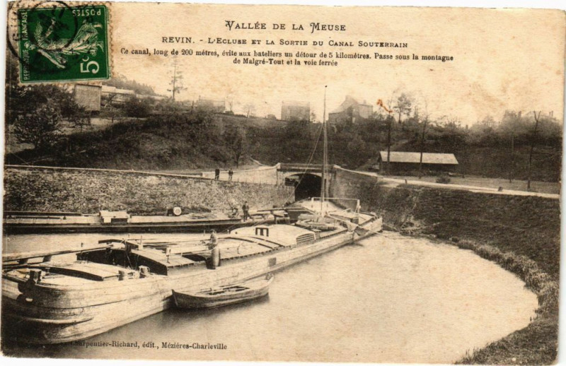 Carte postale ancienne Revin - L'Ecluse et la Sorte du Canal Souterrain à Revin