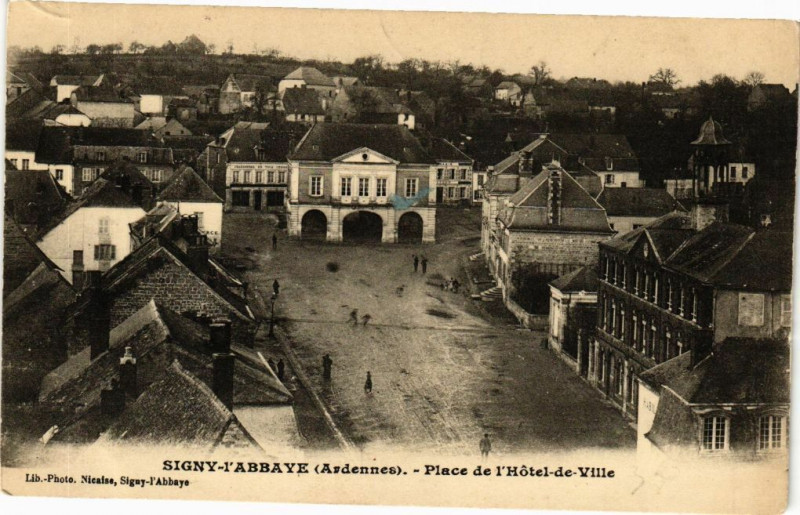 Carte postale ancienne Signy-l'Abbaye - Place de l'Hotel de Ville à Signy-l'Abbaye