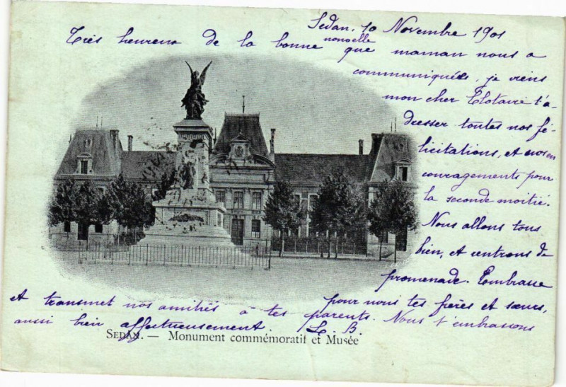Carte postale ancienne Sedan - Monument commeroratif et Musée à Sedan