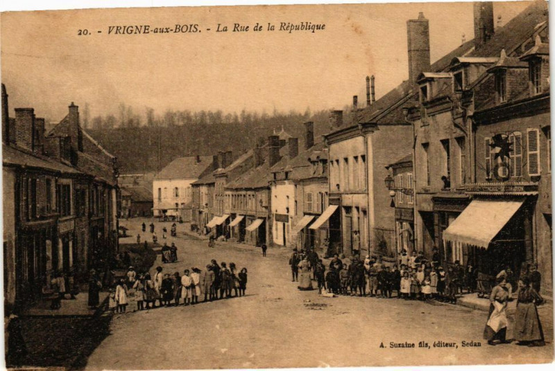 Carte postale ancienne Vrigne-aux-Bois - La Rue de la République à Vrigne aux Bois