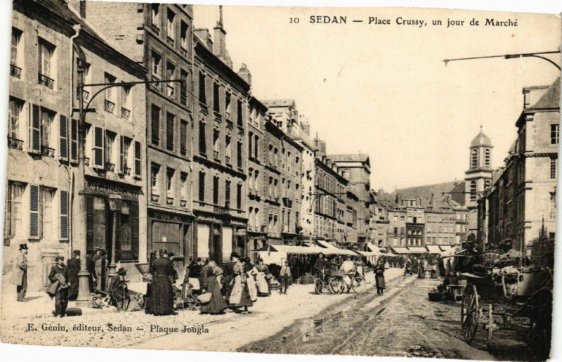 Carte postale ancienne Sedan - Place Crussy, un jour de Marché à Sedan