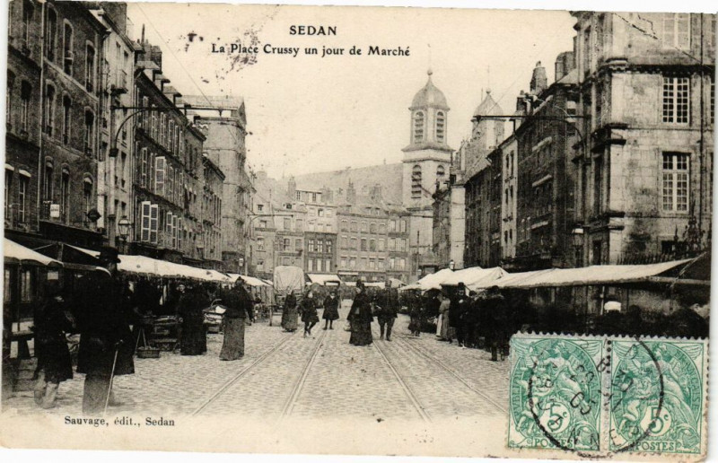 Carte postale ancienne Sedan - La Place Crussy un jour de Marché à Sedan