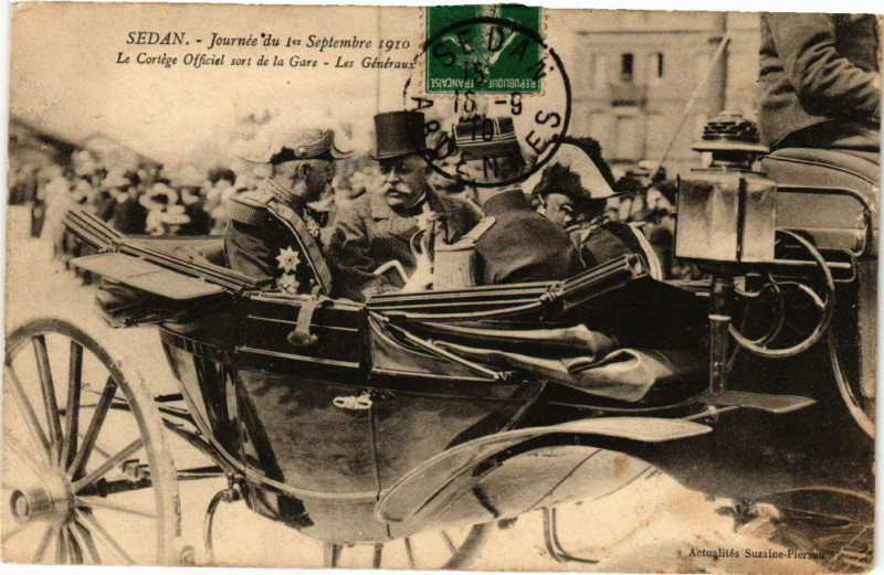 Carte postale ancienne Sedan - Journée du 1 er Septembre 1910 - Le Cortége Officiel sort à Sedan