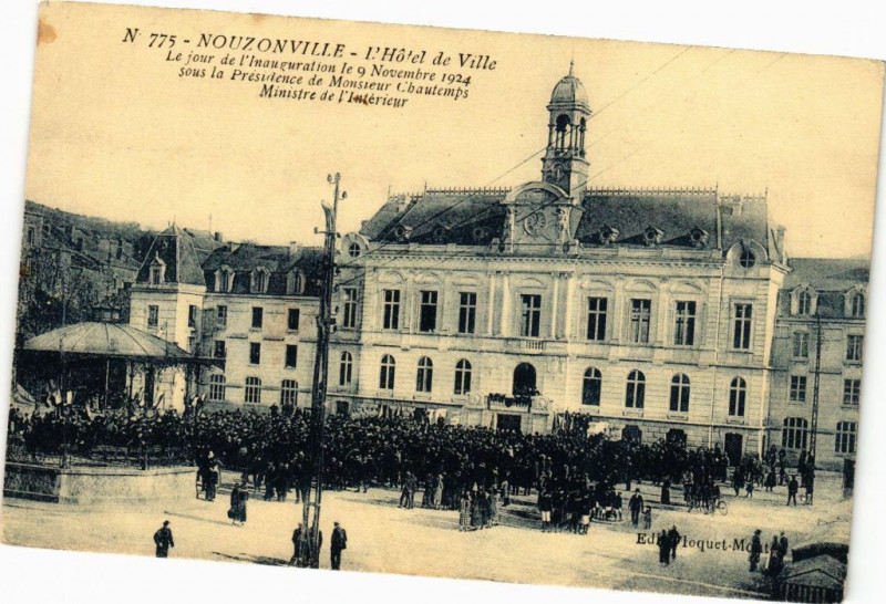 Carte postale ancienne Nouzonville - L'Hotel de Ville - Le jour de l'Inauguration le 9 .. à Nouzonville