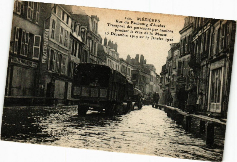 Carte postale ancienne Mezieres Rue du Faubourg d'Arches Transport des personnes par .. à Son