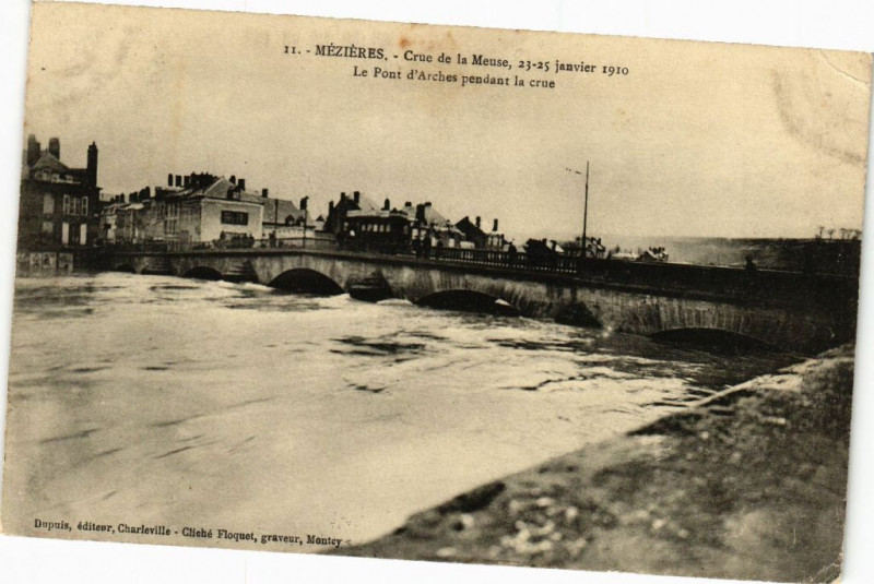 Carte postale ancienne Mezieres Crue de la Meuse 23-25 janvier 1910 Le Pont d'Arches ..