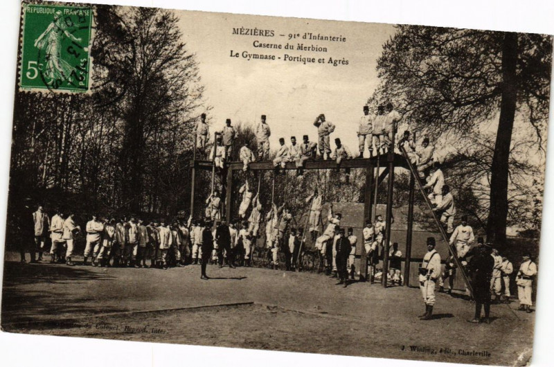 Carte postale ancienne Mezieres 91* d'Infanterie Caserne du Merbion La Gymnase-Portique