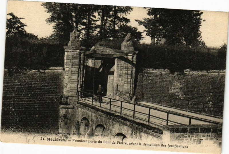 Carte postale ancienne Mezieres - Premiére porte du Pont de Pierre,avant la démolition...