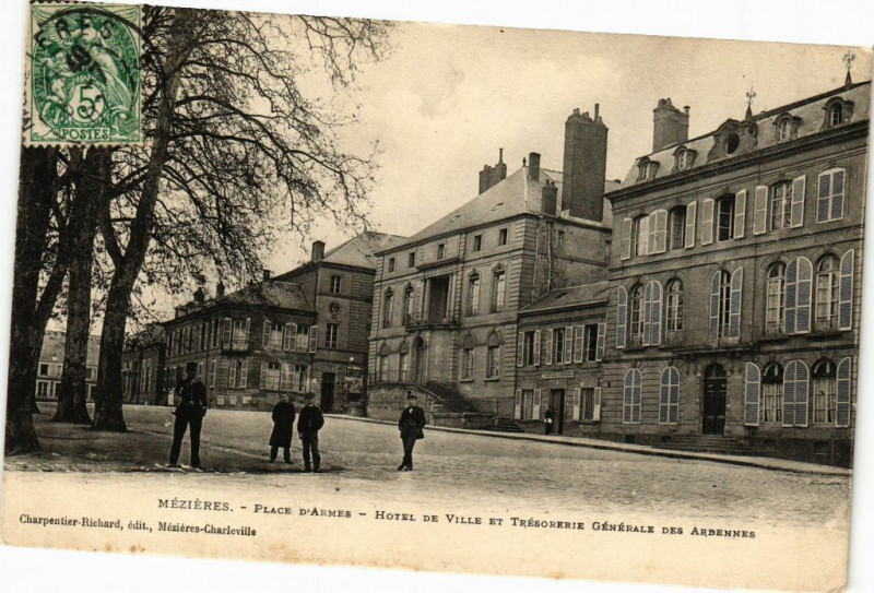Carte postale ancienne Mezieres - Place d'Armes - Hotel de Ville et Trésorerie Générale