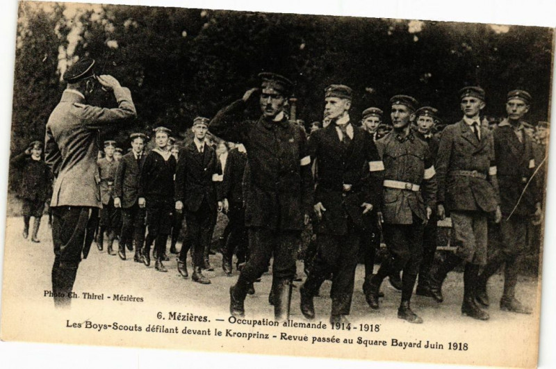 Carte postale ancienne Mezieres Occupations allemande 1914-1918 Les Boys-Scouts défilan