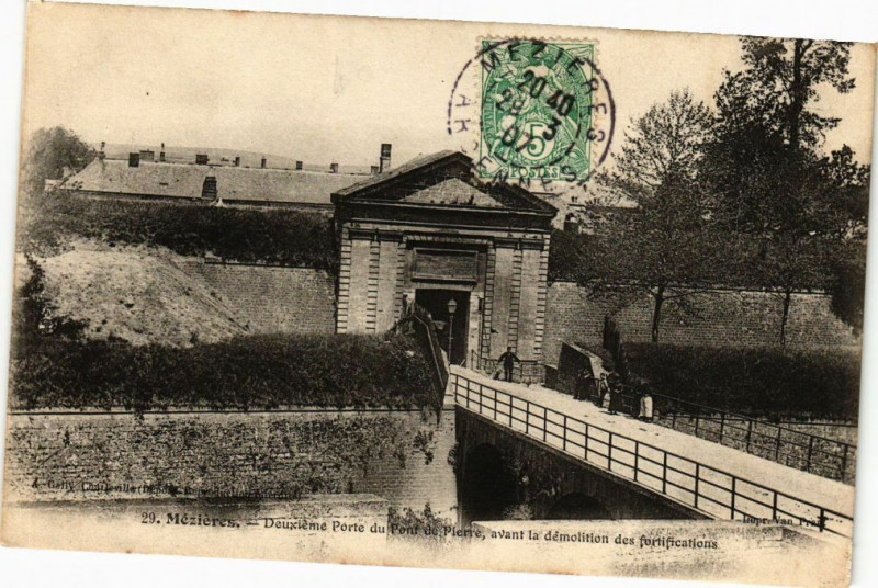 Carte postale ancienne Mezieres - Deuxiéne Porte un Pont de Pierre,avant la démolition...