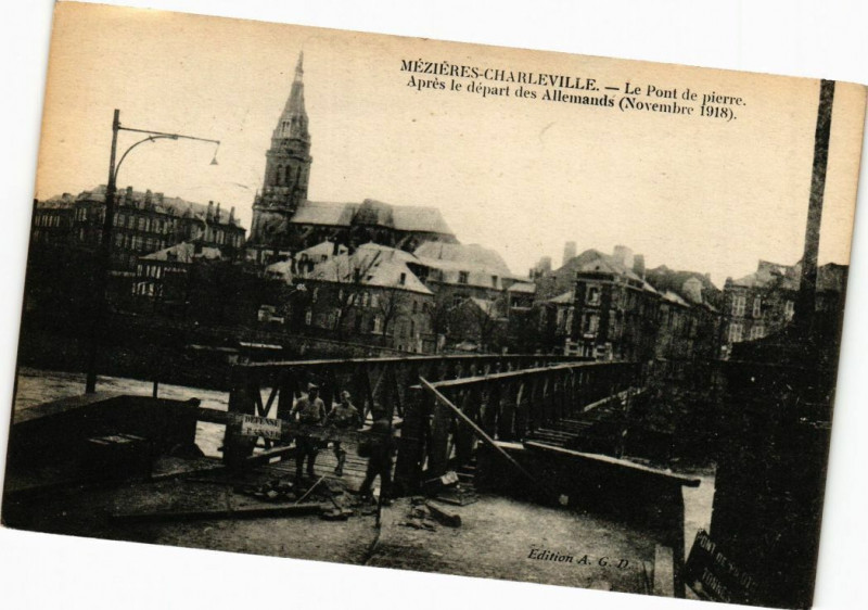 Carte postale ancienne Mezieres - Charleville - Le Pont de pieere.Aprés le départ des...