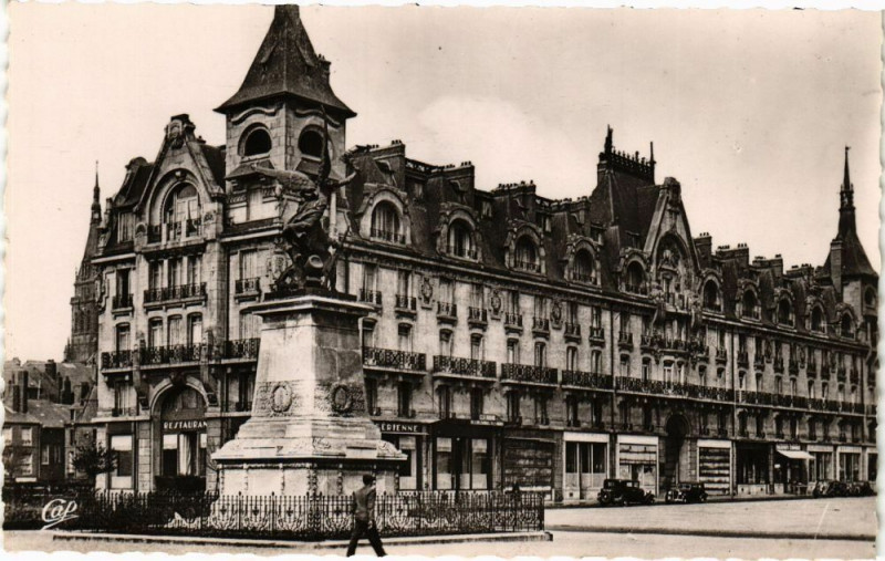 Carte postale ancienne Mezieres - Bathiment Communal