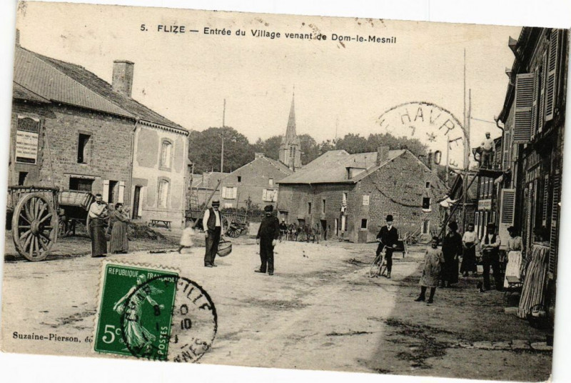 Carte postale ancienne Mohon - La Place un jour de Marché