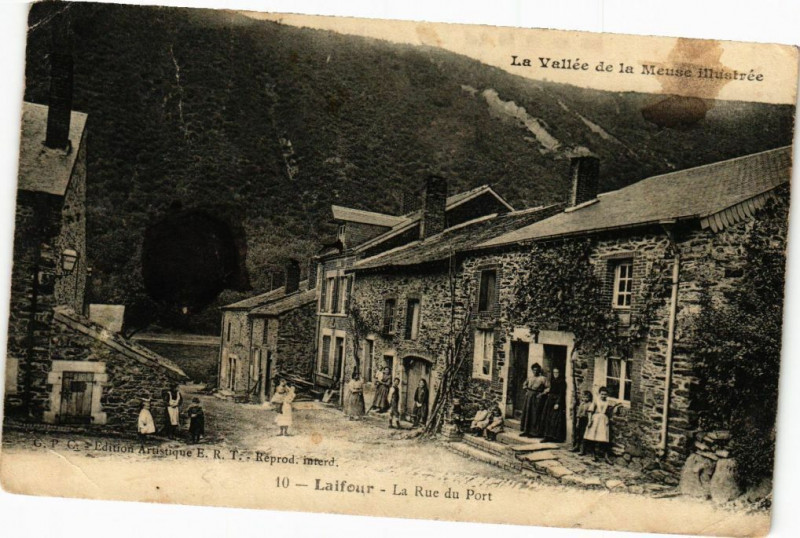 Carte postale ancienne La Vallée de la Meuse illustrée-Laifour-La Rue du Port à Laifour