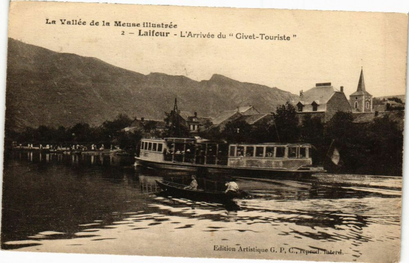 Carte postale ancienne La Vallée de la Meuse illustrée-Laifour-L'Arrivée du Givet-Tourist à Laifour