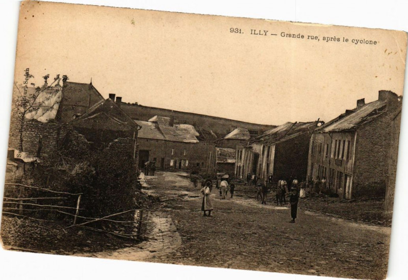 Carte postale ancienne Illy - Grande rue aprés le cyclone à Illy