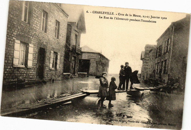 Carte postale ancienne Charleville - Crue de la Meuse 23-25 Janvier 1910 - La Rue de ..
