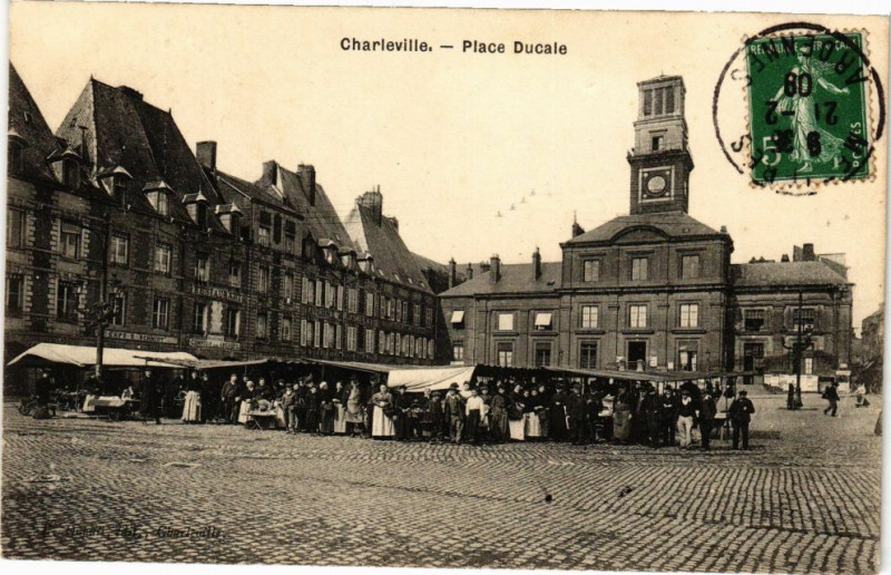 Carte postale ancienne Charleville - Place Ducale