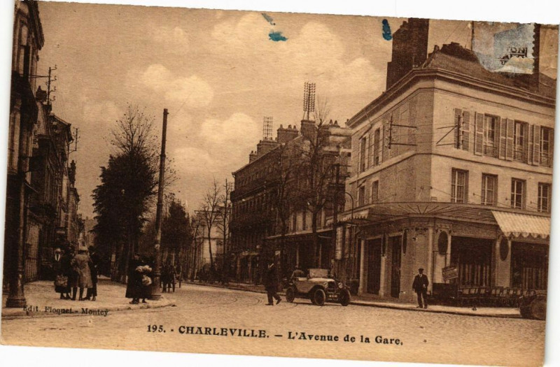 Carte postale ancienne Charleville - L'Avenue de la Gare