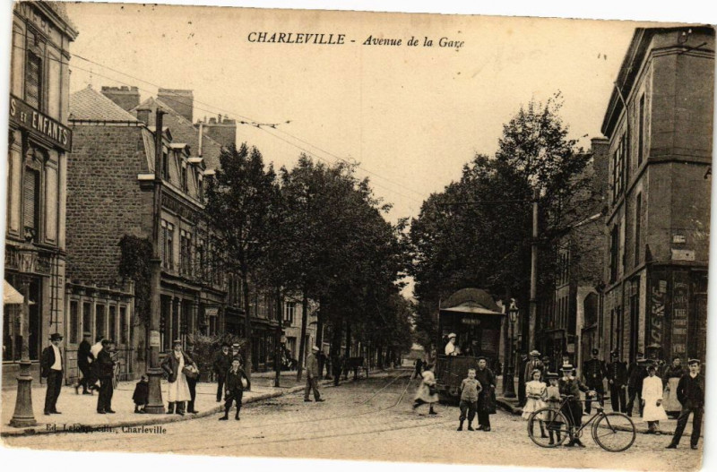 Carte postale ancienne Charleville - Avenue de la Gare