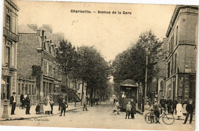 Carte postale ancienne Charleville - Avenue de la Gare