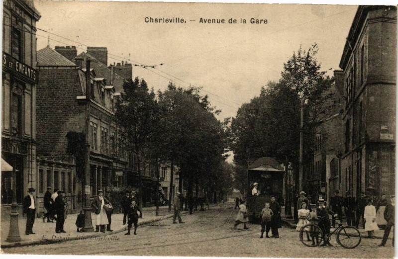 Carte postale ancienne Charleville - Avenue de la Gare