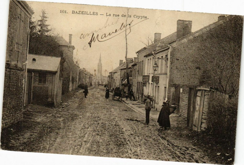 Carte postale ancienne Bazeilles - La rue de la Crypte à Bazeilles