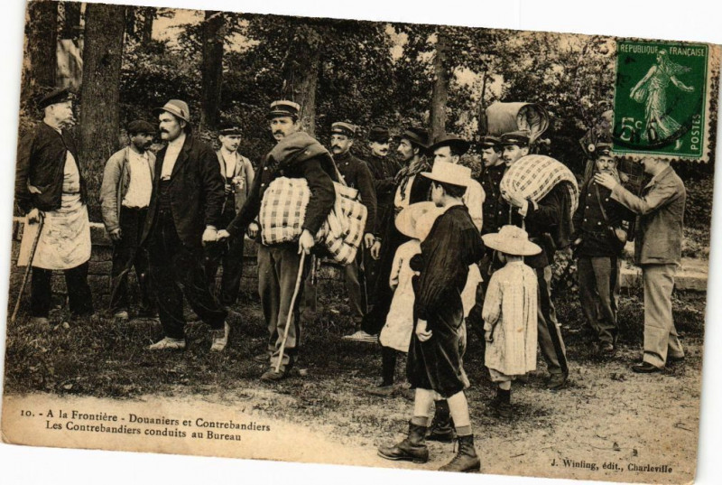 Carte postale ancienne A la Frontiére - Douaniers et Contrebandiers - Les Contrebandiers