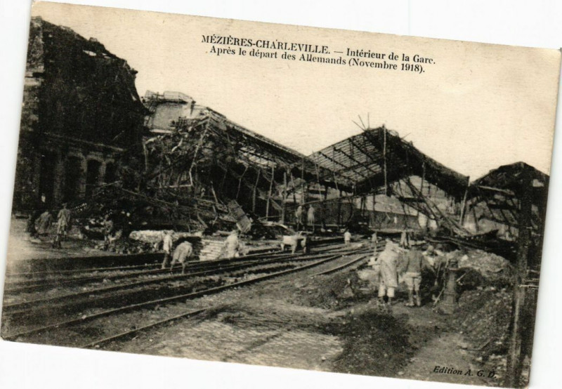 Carte postale ancienne Mezieres - Charleville - Intérieur de la Gare Aprés le départ des