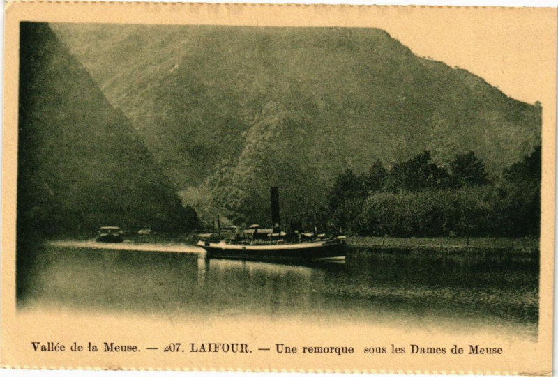 Carte postale ancienne Vallée de la Meuse illustrée - Laifour - Une reorque sous les Dames à Laifour