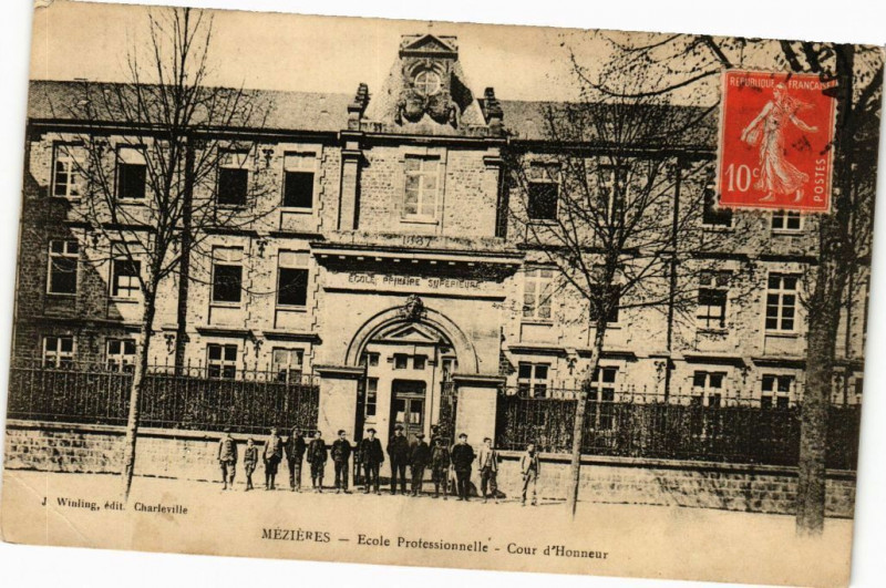 Carte postale ancienne Mezieres - Ecole Professionale - Cour d'Honneur